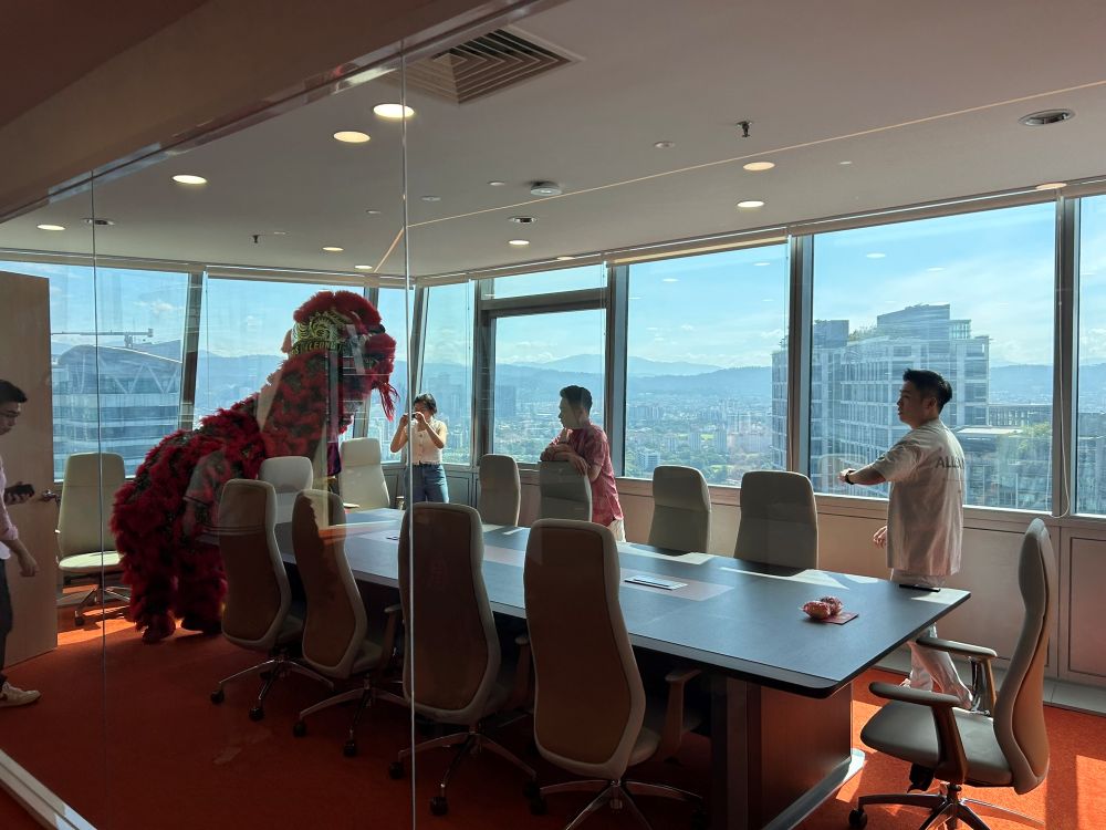 Meeting and collaboration space at Dr Clear Aligners KLCC office