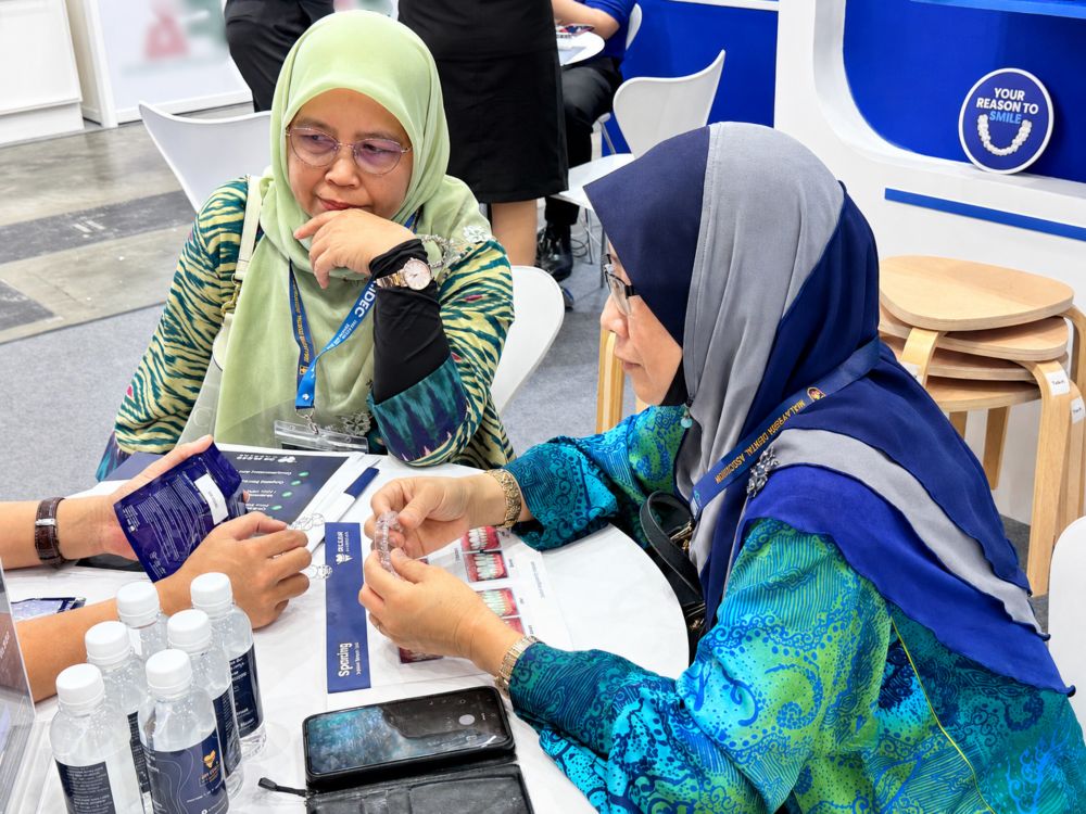 Visitors engaging with Dr Clear Aligners team at MIDEC 2026