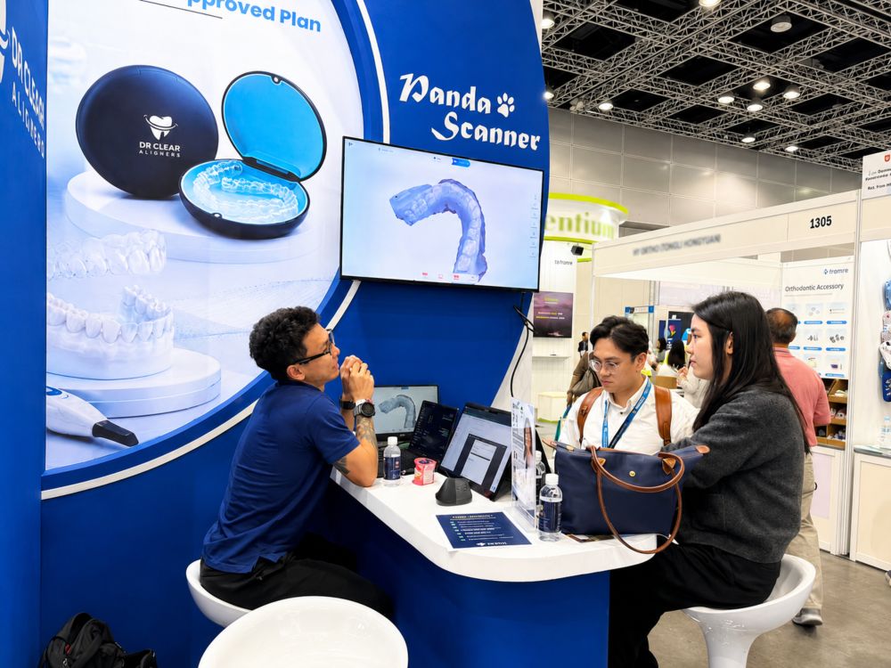 Panda intraoral scanner demonstration at Dr Clear Aligners MIDEC 2026 booth